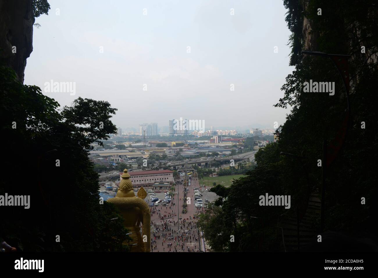 Vista della città di gombak dalle grotte di Batu Kuala lumpur, Malesia Foto Stock