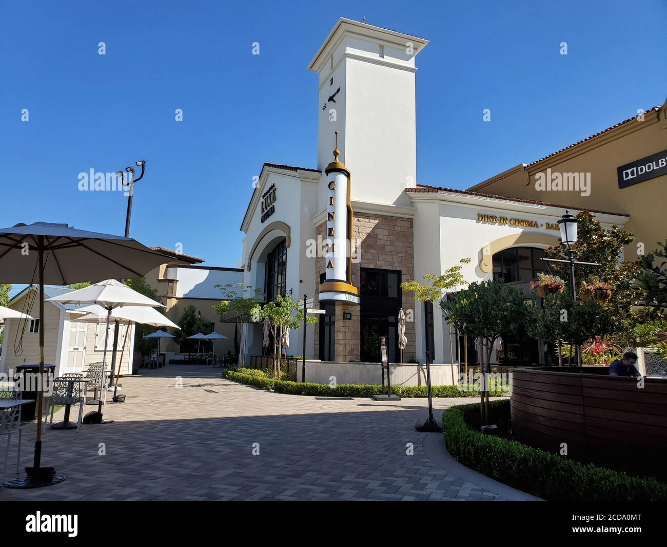 Cinema e altri negozi sono visibili al Veranda, un centro commerciale di lusso a Concord, California, il 9 luglio 2020. () Foto Stock