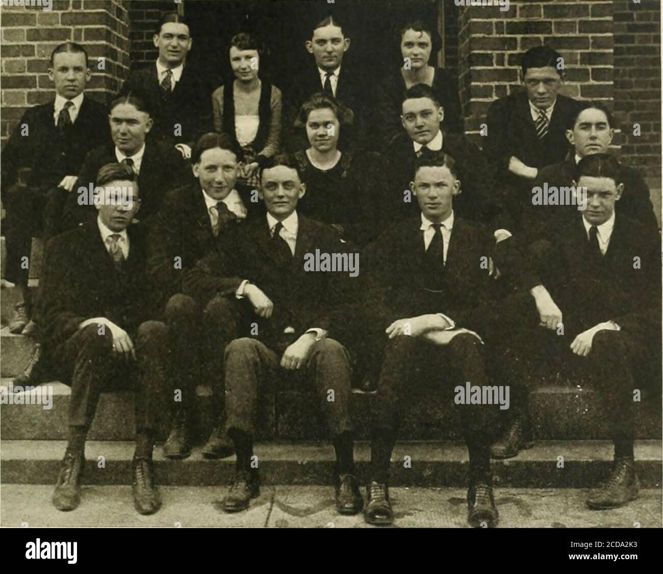 . Colonial Echo, 1921. Mm^i; TijniirBj7^ira7W^!rsg^B;^s:g^!o^;ft^V7^fs pagina 258 cf)c Colonial Ccho, 1921 S. Eastern Shore Club Flowers: Alghe. Drink - ex-tract of Paris Green. Canzone: Canta la culla del profondo. UFFICIALI Segretario-Tesoriere Catherine Bradford Vicepresidente F. A. Rideout, Jr. Presidente Linwood Ward MEMBRI Catherine Bradford B. W. Parker W. S. Cuscis F. y. Parchi Walter Elmore Elizabeth Pate U. K. Henderson P. W. Powell T. L. Jordan F. A. Rideout, Jr. Hortense Lewis Linwood Ward C. K. Maars Sarah Wessells M. S. Nelson H. D. WilkinsJ. T. Nottingham r. Ti^ ri&gt;:Xu ?.vrTt Foto Stock