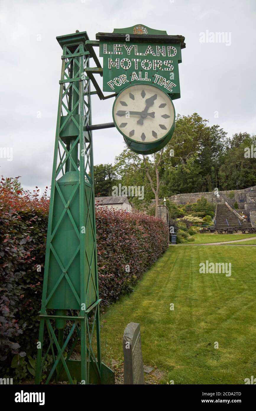 leyland Motors orologio in precedenza sulla A6 a Shap ora Nei terreni del centro artistico birreria Kendal cumbria inghilterra regno unito Foto Stock