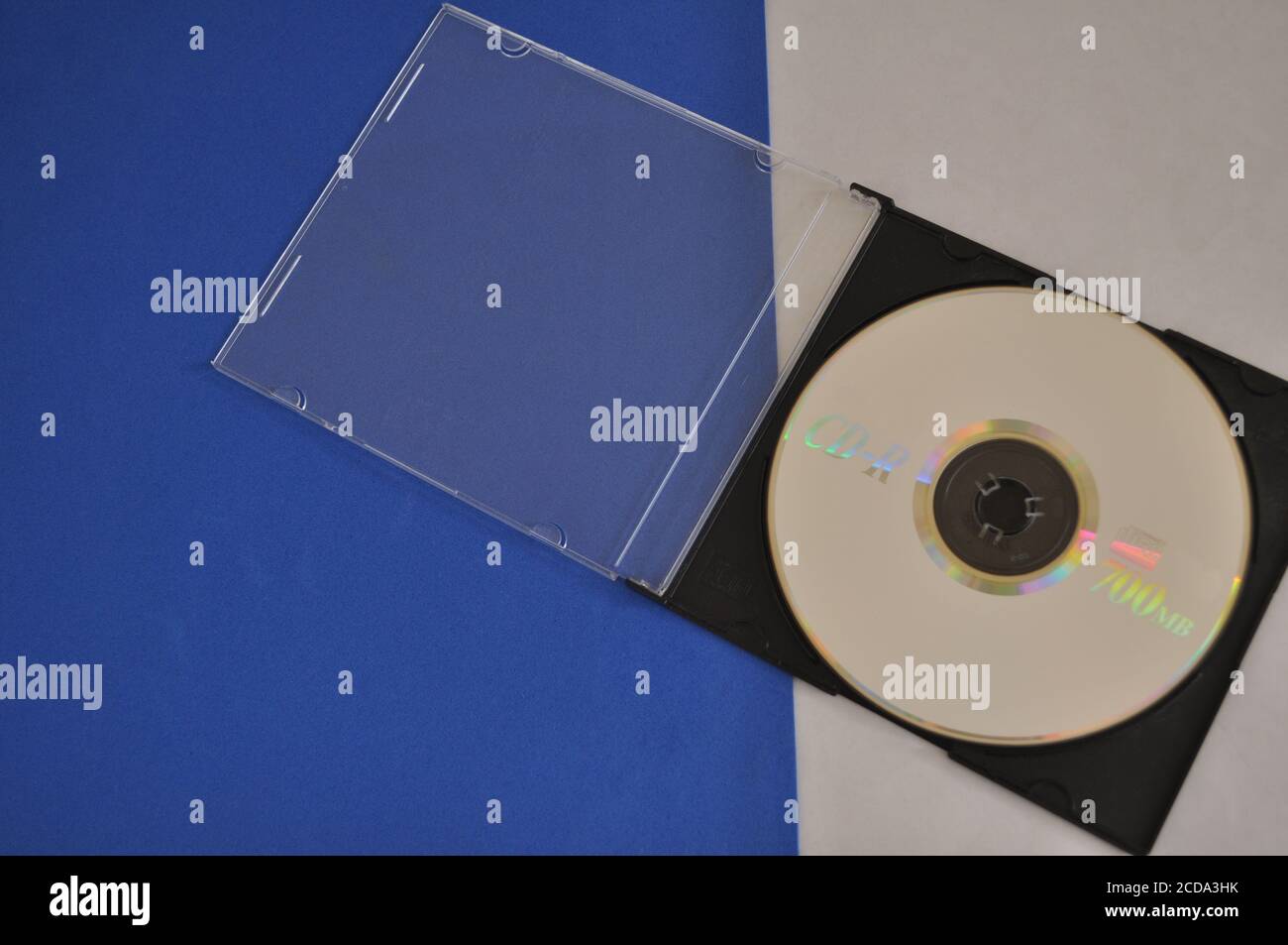 Compact disc. Compact disc, laser compact disc, laser disc, laser compact disc o semplicemente laser disc, con coperchio di plastica su uno sfondo blu e bianco, wit Foto Stock