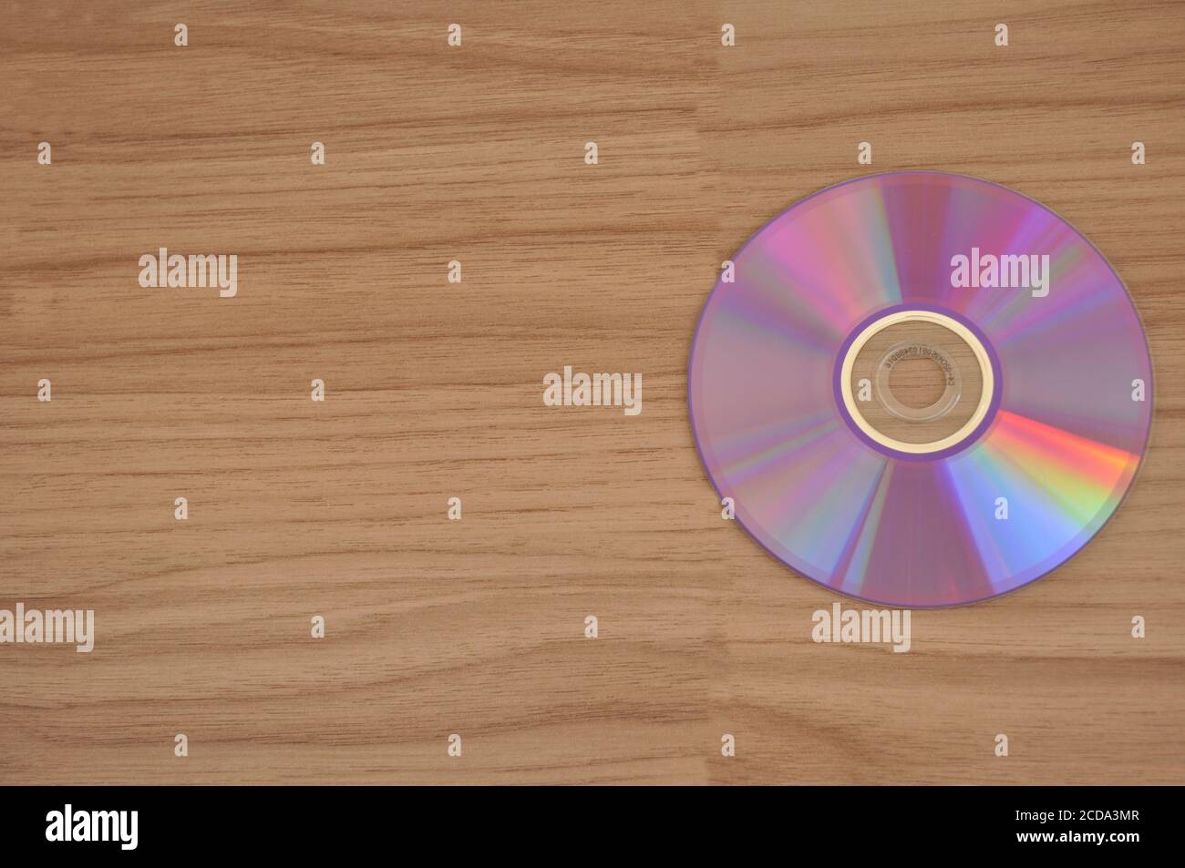 CD disco vengono su sfondo di legno per la registrazione di foto e. dati Foto Stock