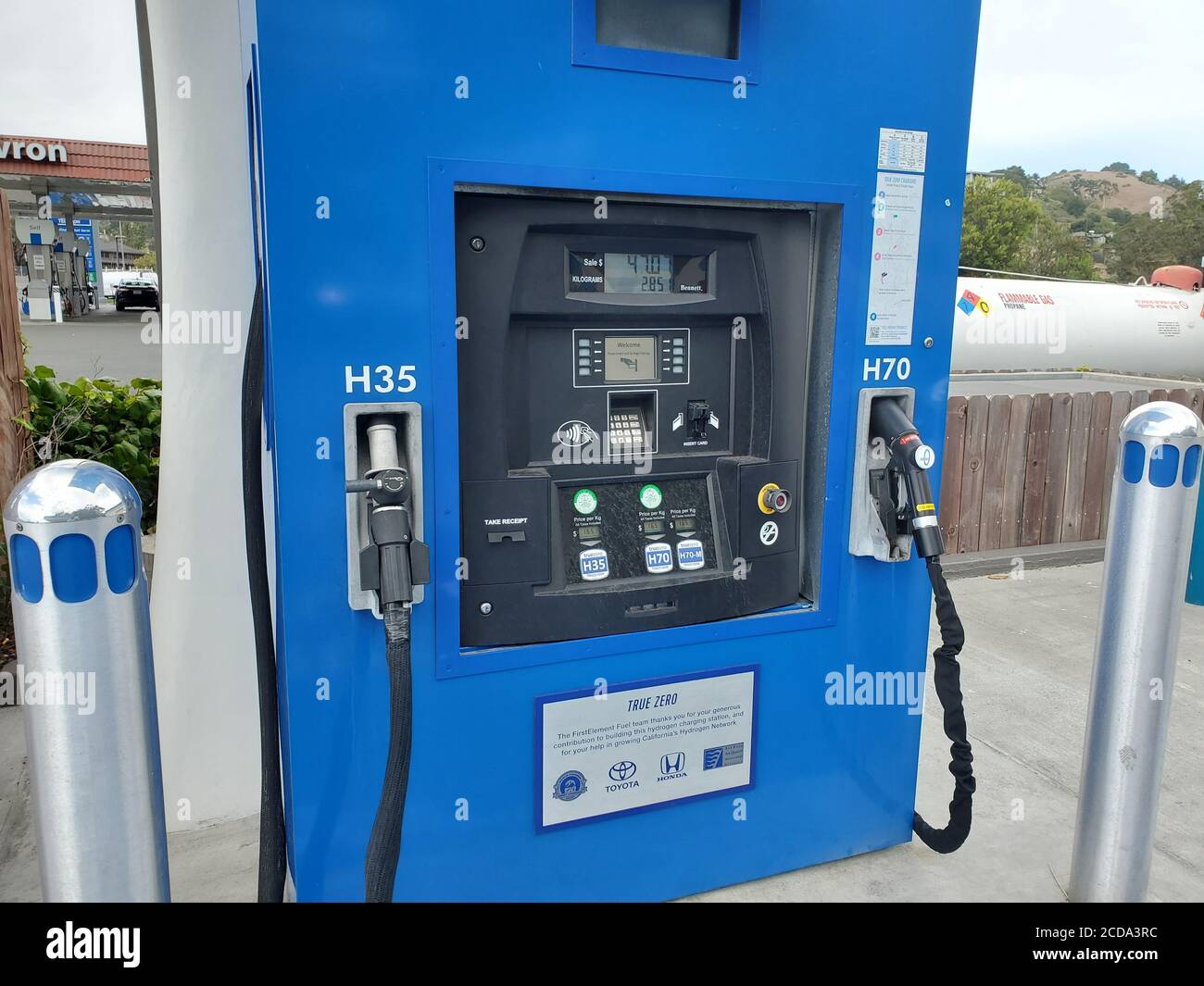 La pompa con i loghi è visibile alla stazione di riempimento di celle a combustibile a idrogeno True Zero nella contea di Marin, Mill Valley, California, 16 agosto 2020. () Foto Stock