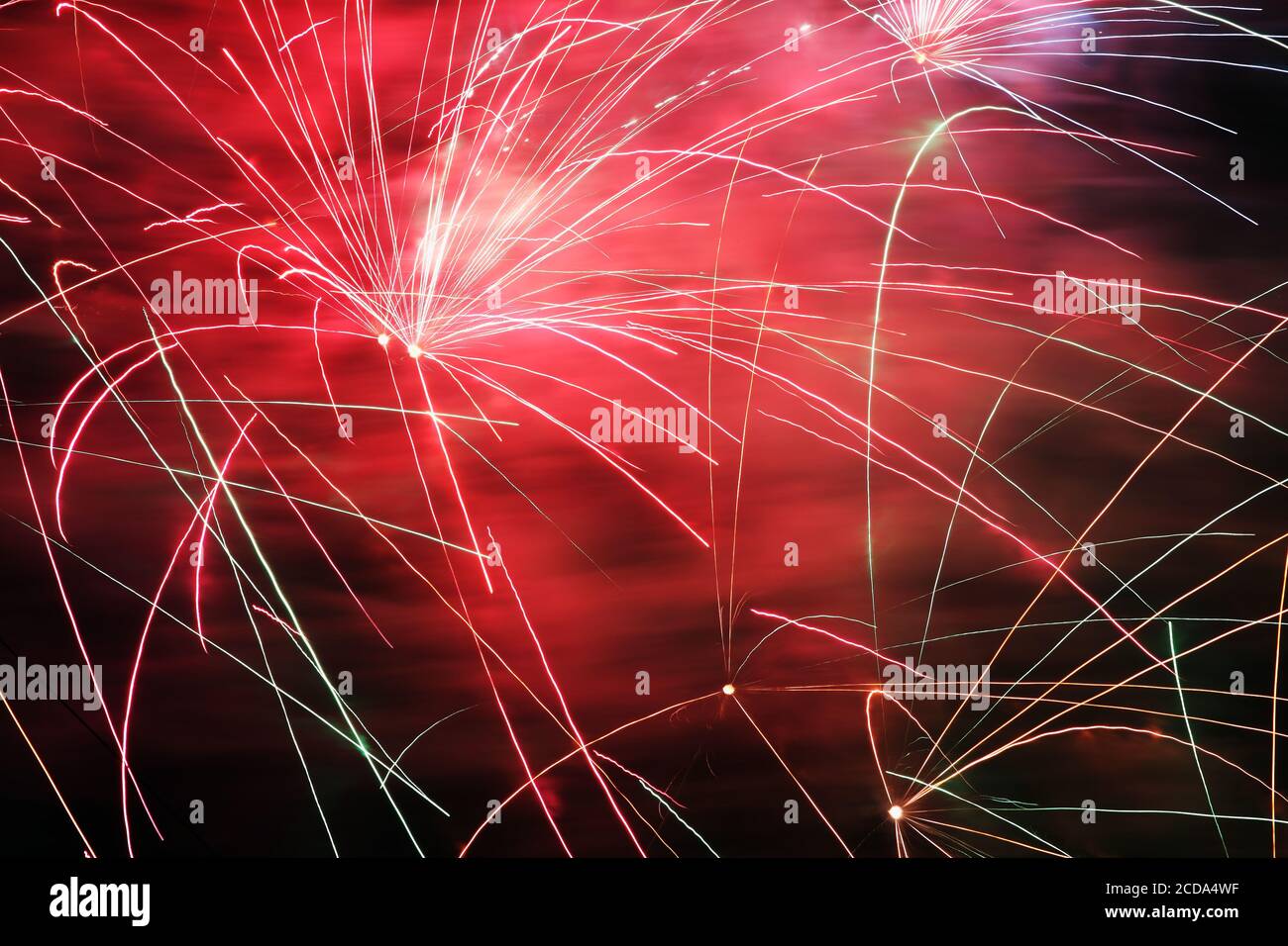 Fuochi d'artificio che esplodono da una manifestazione pirotecnica del razzo su Guy Immagine foto stock notte falò fawkes Foto Stock