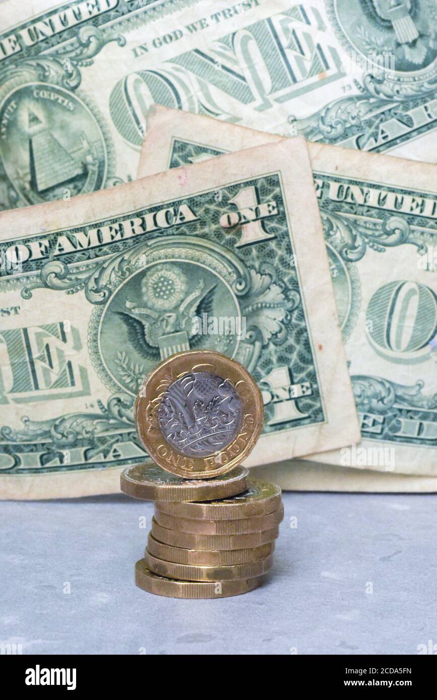 Sterlina britannica con dollari usa per mostrare il tasso di cambio tra paesi Foto Stock