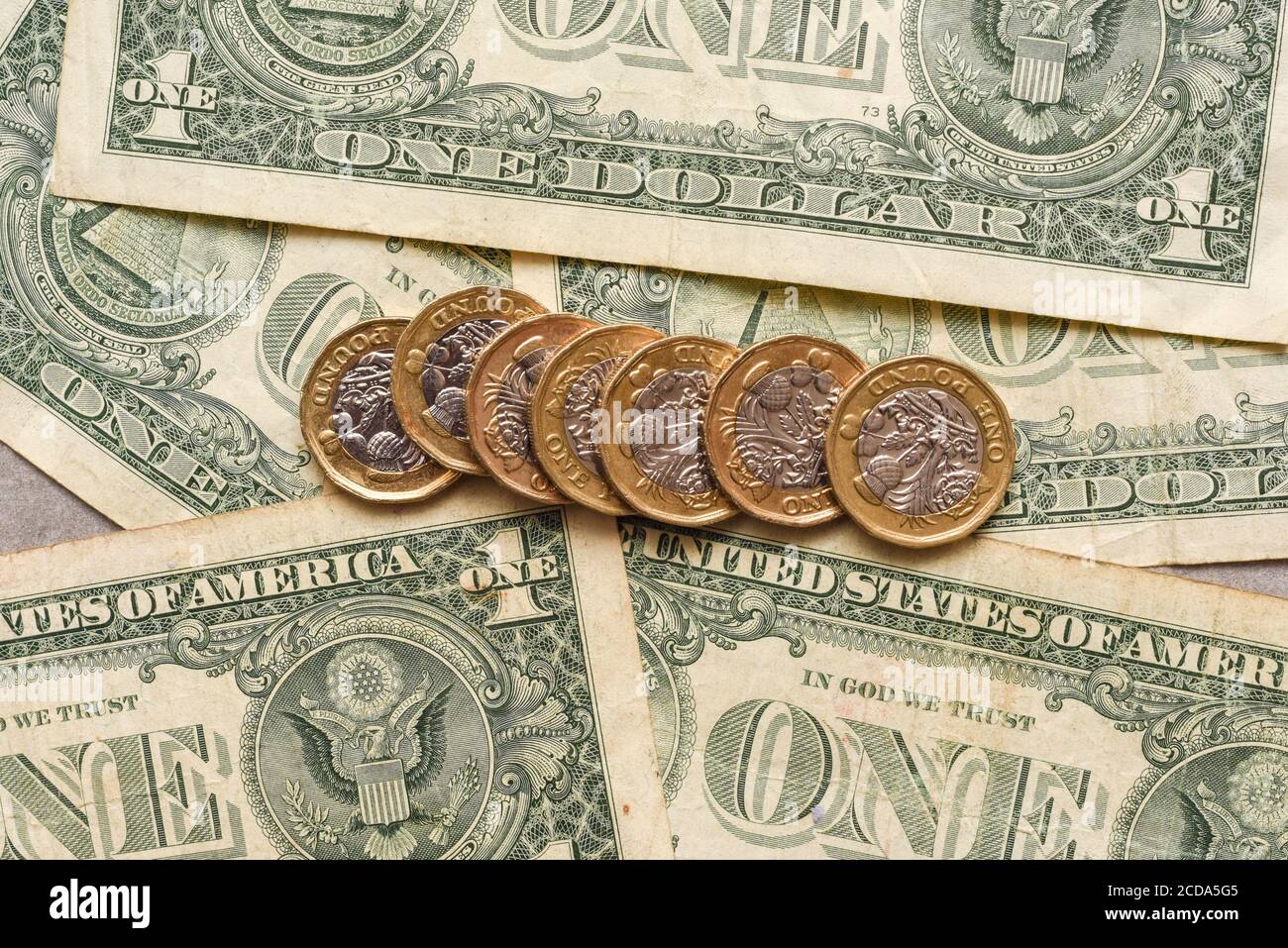 Sterlina britannica con dollari usa per mostrare il tasso di cambio tra paesi Foto Stock