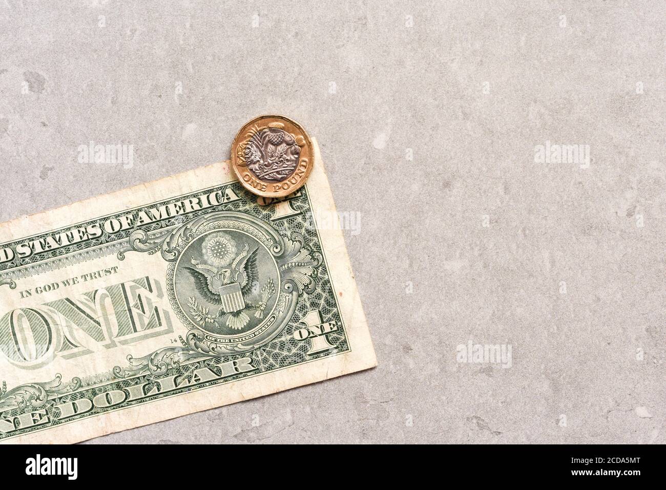 Sterlina britannica con dollari usa per mostrare il tasso di cambio tra paesi Foto Stock