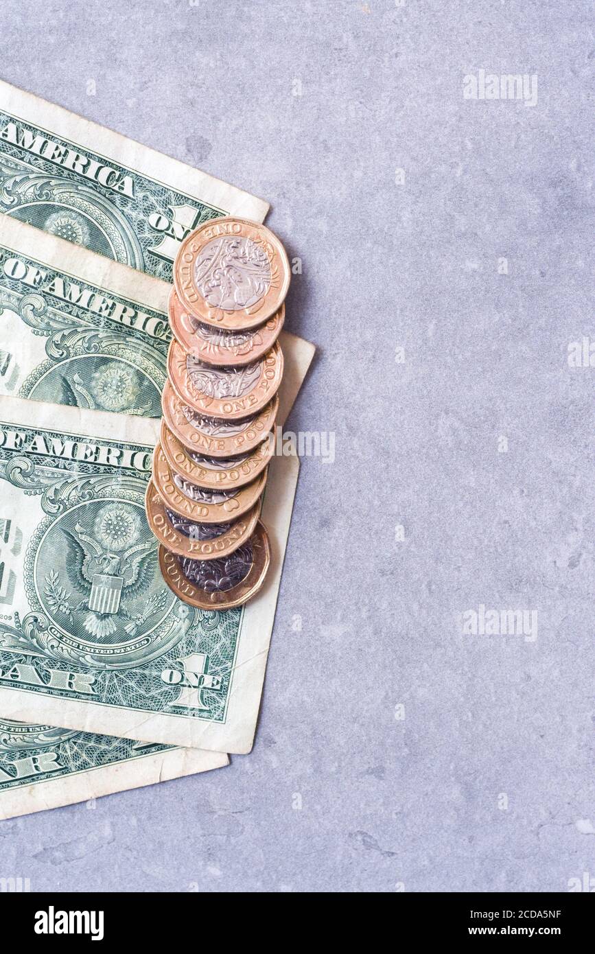 Sterlina britannica con dollari usa per mostrare il tasso di cambio tra paesi Foto Stock