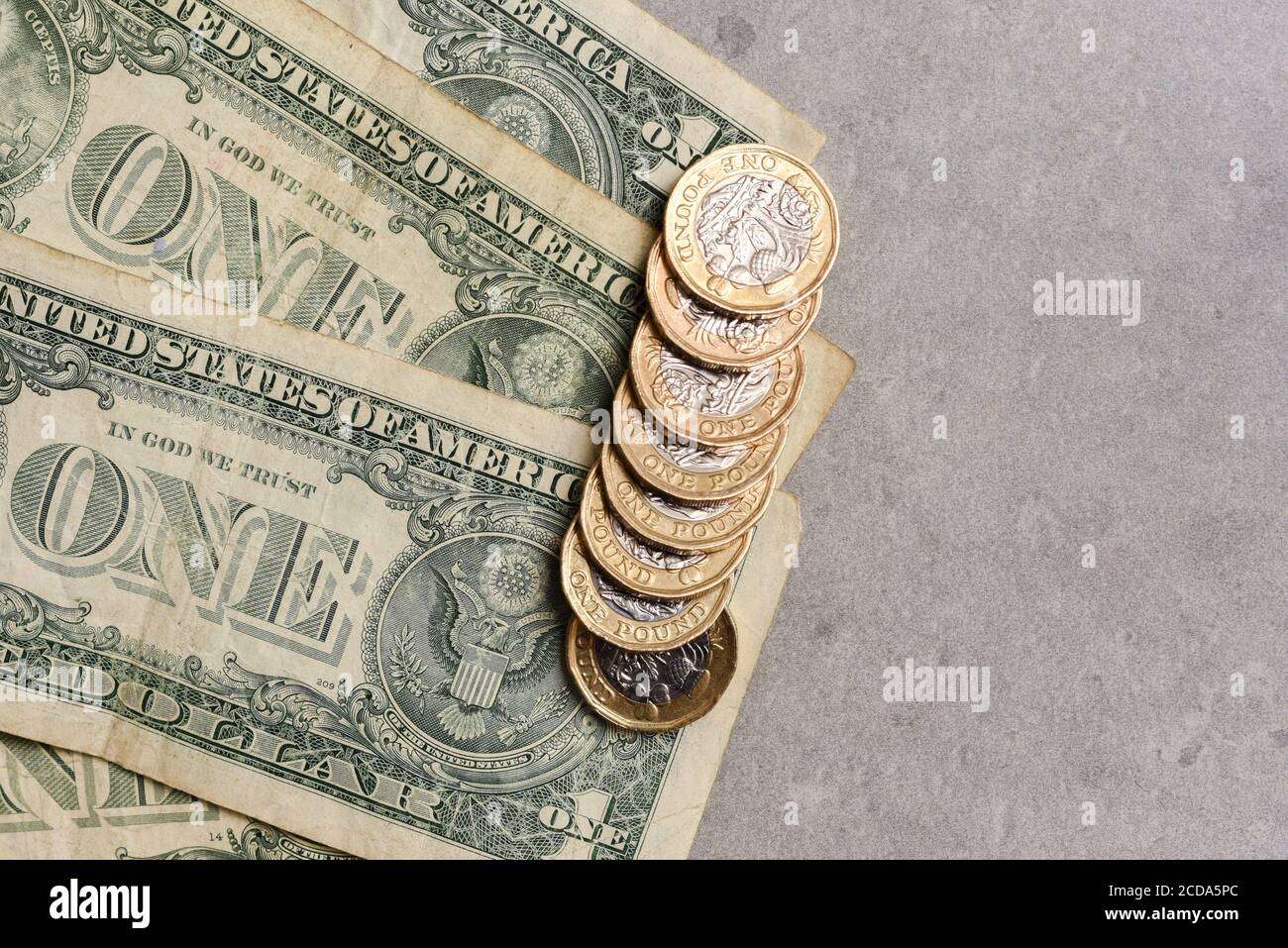 Sterlina britannica con dollari usa per mostrare il tasso di cambio tra paesi Foto Stock