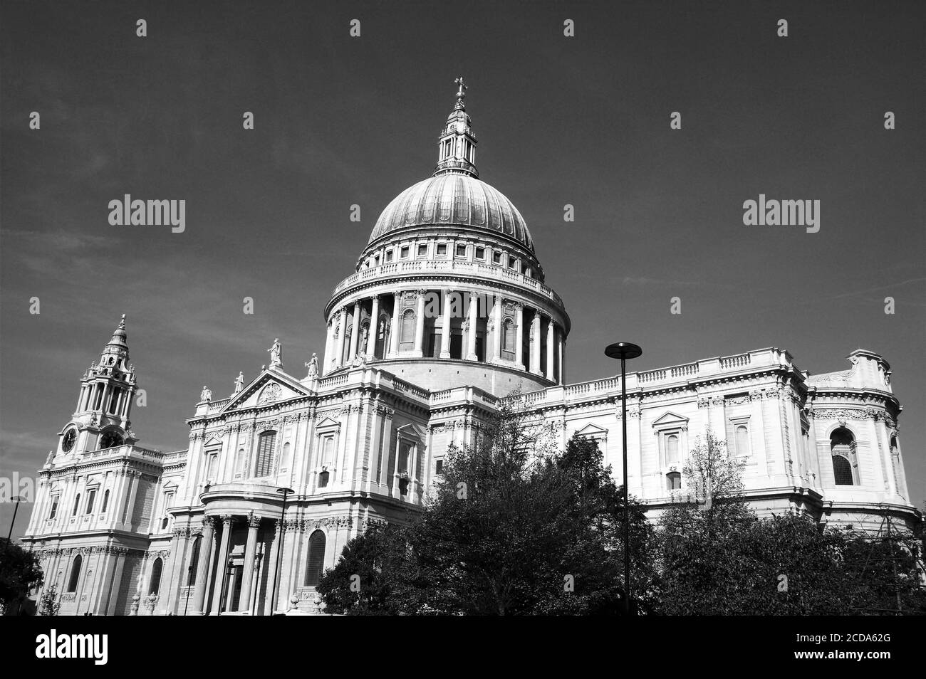 Immagine in bianco e nero della Cattedrale di St Paul, Londra, Inghilterra Regno Unito costruito da Sir Christopher Wren che è un popolare destinazione turistica attrazione turistica Foto Stock