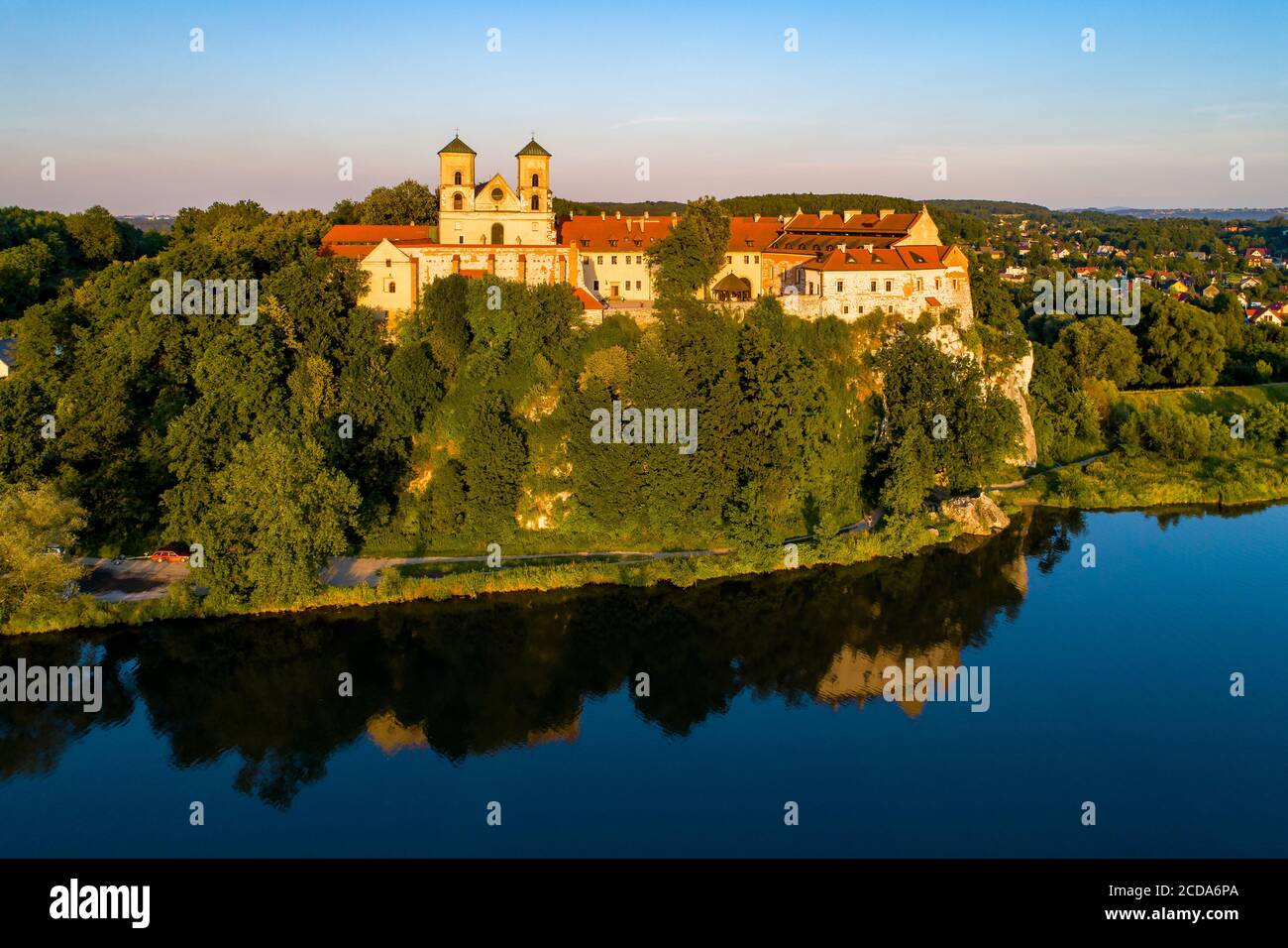 Tyniec vicino a Cracovia, Polonia. Abbazia benedettina sulla scogliera rocciosa e il suo riflesso nel fiume Vistola. Vista aerea in estate al tramonto Foto Stock