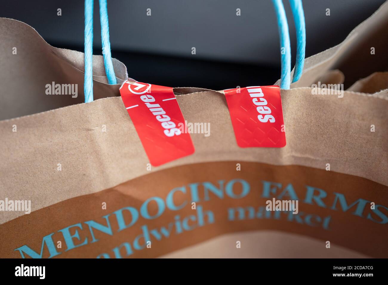 Sigillo di sicurezza del marchio Secure IT sulla borsa da asporto Mendocino Farms, Campbell, California, 28 marzo 2020. () Foto Stock