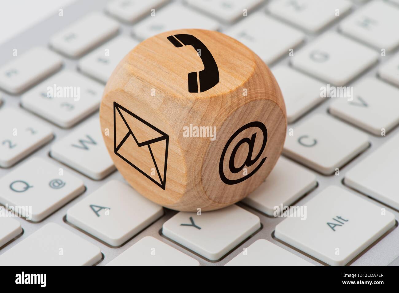 Kontakt für Support auf Holzwürfel gedruckt auf computer-Tastatur Foto Stock