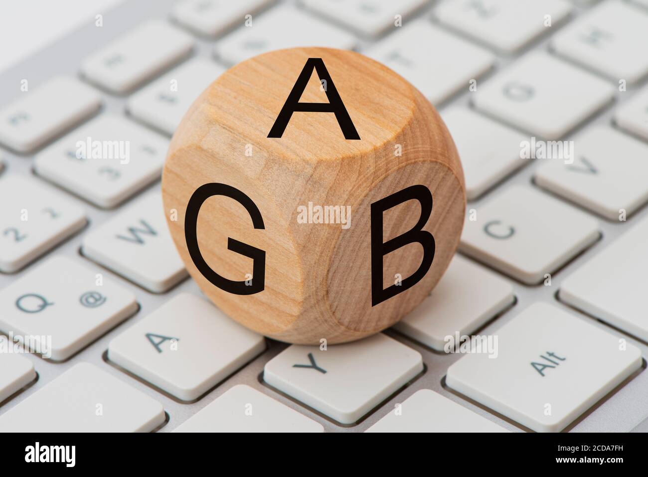 AGB gedruckt auf einem Holzwürfel auf einer computer-Tastatur Foto Stock