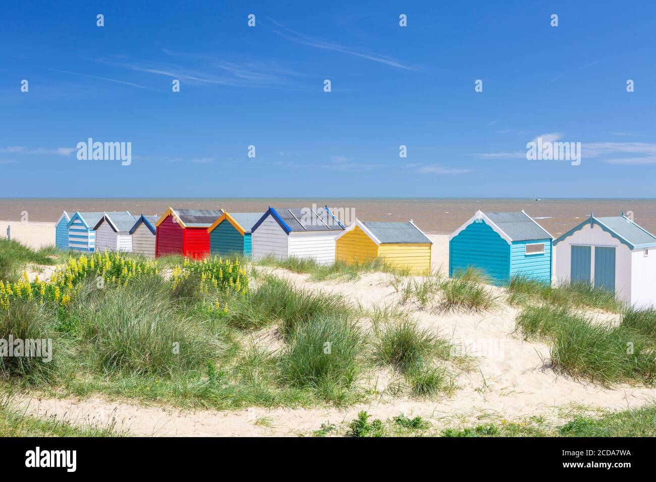 Colorate capanne sulla spiaggia, Southwold, Suffolk, Regno Unito. Destinazione turistica sul mare britannico. Foto Stock