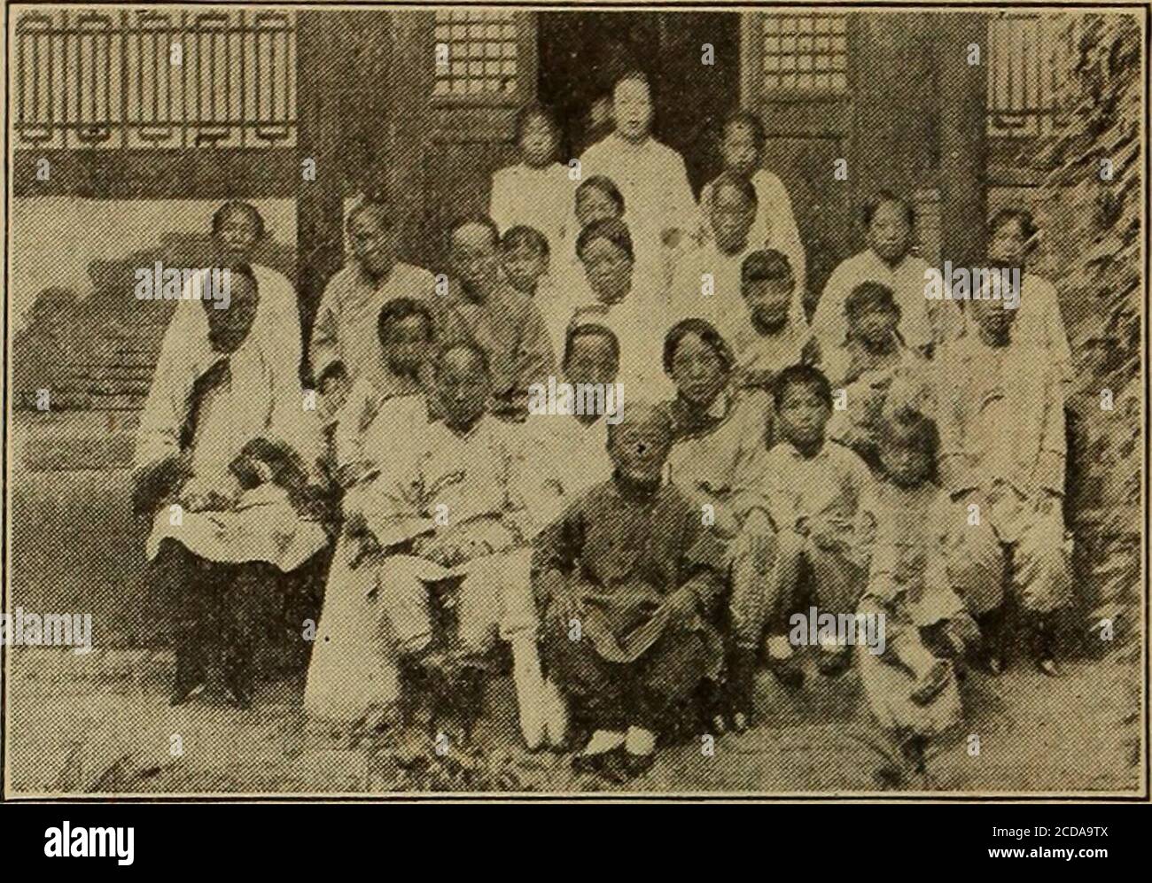 . Visitatore missionario, il (1916). D che la famiglia aveva già sentthe soldi per pagare il viaggio. Wecharge circa venti centesimi per le visite alle case. Andai a vedere il malato per-figlio e trovai una donna di cinquanta anni sdraiata sul kang con gli occhi e la bocca serratisi. Non sembrava soffrire alcun dolore. Ha cominciato a looklike messo su me, in modo da ho chiesto loro ifshe era stato pazzo il giorno prima. TheseChinese, specialmente le donne anziane, si arrabbiò spaventosamente. Un mio amico medico mi ha detto che conosce due casesof cecità assoluta causata dal wom-en che ottiene così arrabbiato. Questa donna è stata cantata Foto Stock