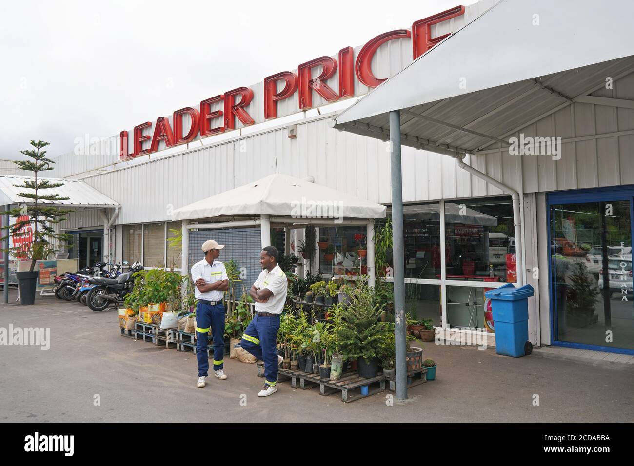Antananarivo, Madagascar - 24 aprile 2019: Due dipendenti di fronte al supermercato leader Price dove vengono esposte le piante. Questo dissenso francese Foto Stock