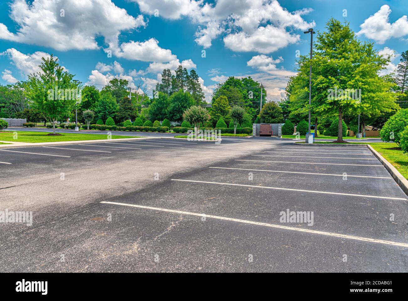 Immagine verticale di un parcheggio di affari vuoto durante la pandemia. Foto Stock