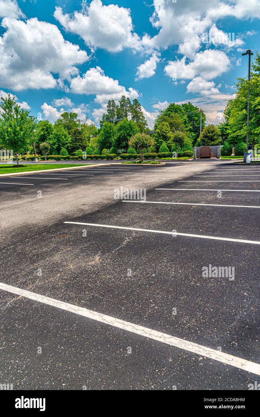 Immagine verticale di un parcheggio di affari vuoto durante la pandemia. Foto Stock