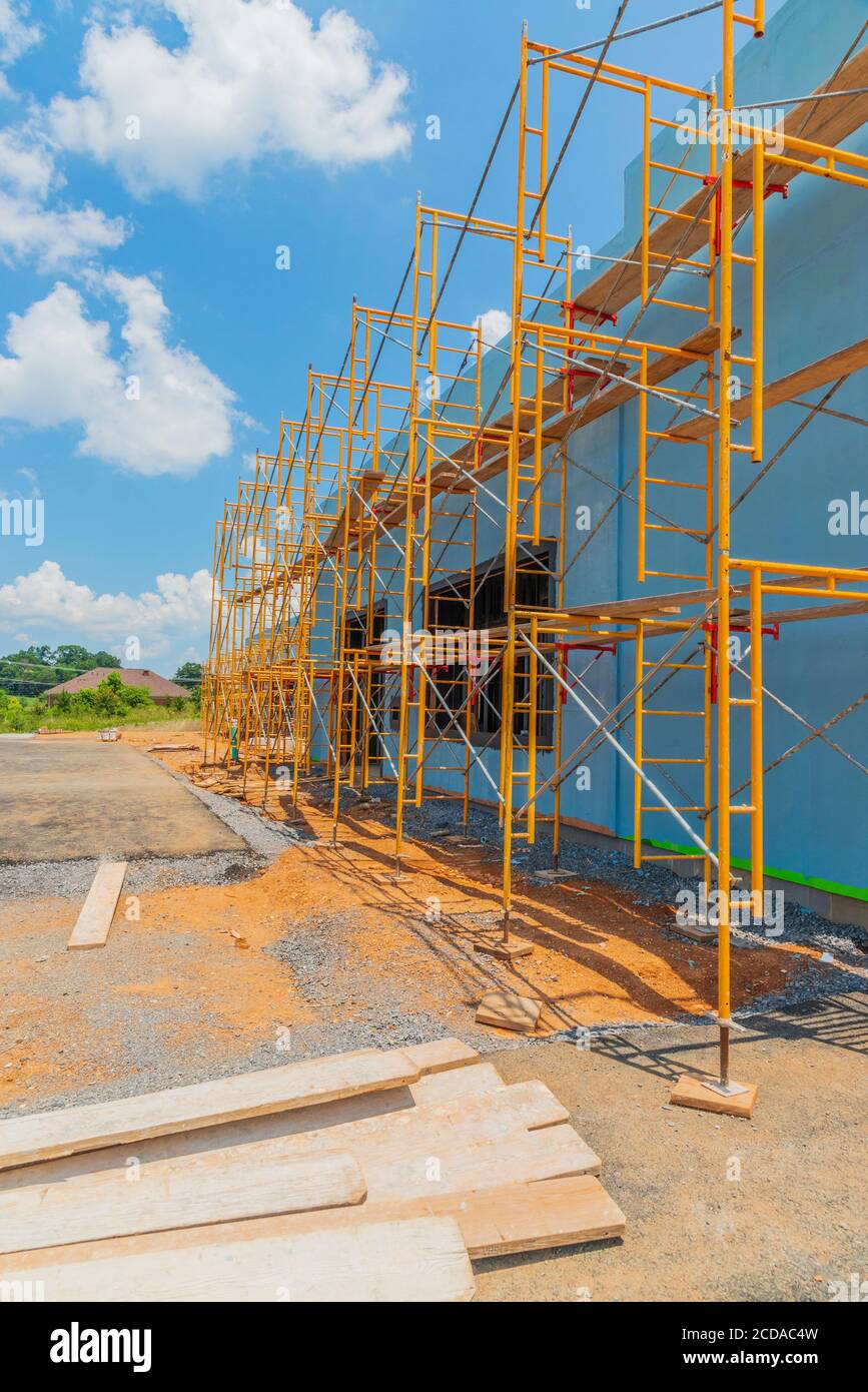 Immagine verticale di ponteggio di fronte alla nuova costruzione commerciale. Foto Stock