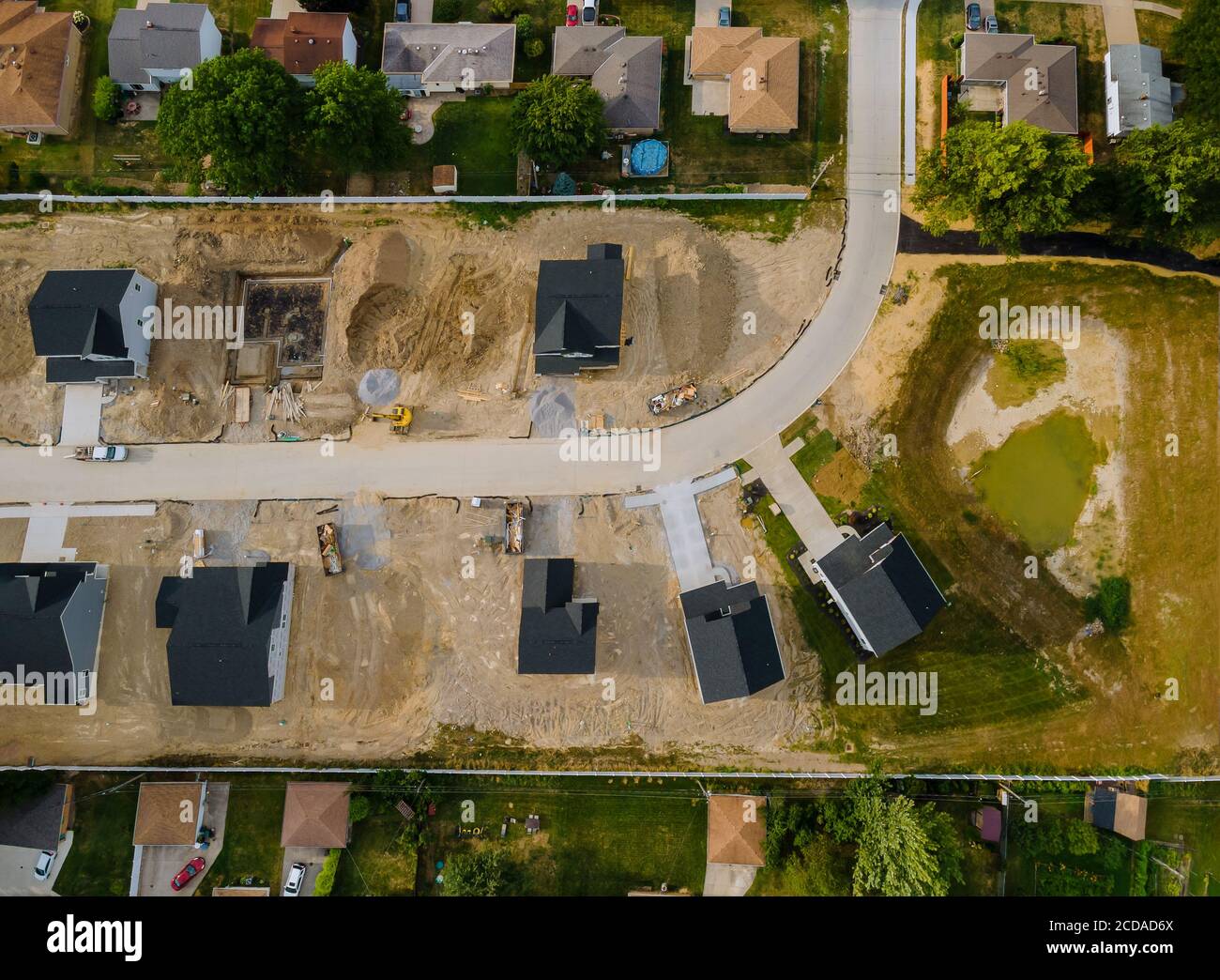 Una nuova casa costruita sotto costruzione residenziale in un residenziale proprietà di case cittadine moderne Foto Stock
