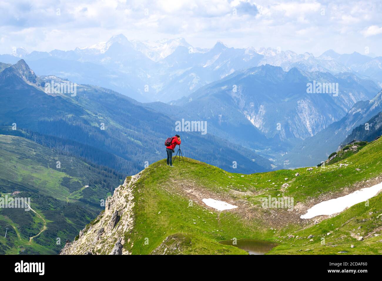 Fotografo Donna scattare foto di montagna con la fotocamera dopo l'escursionismo Foto Stock