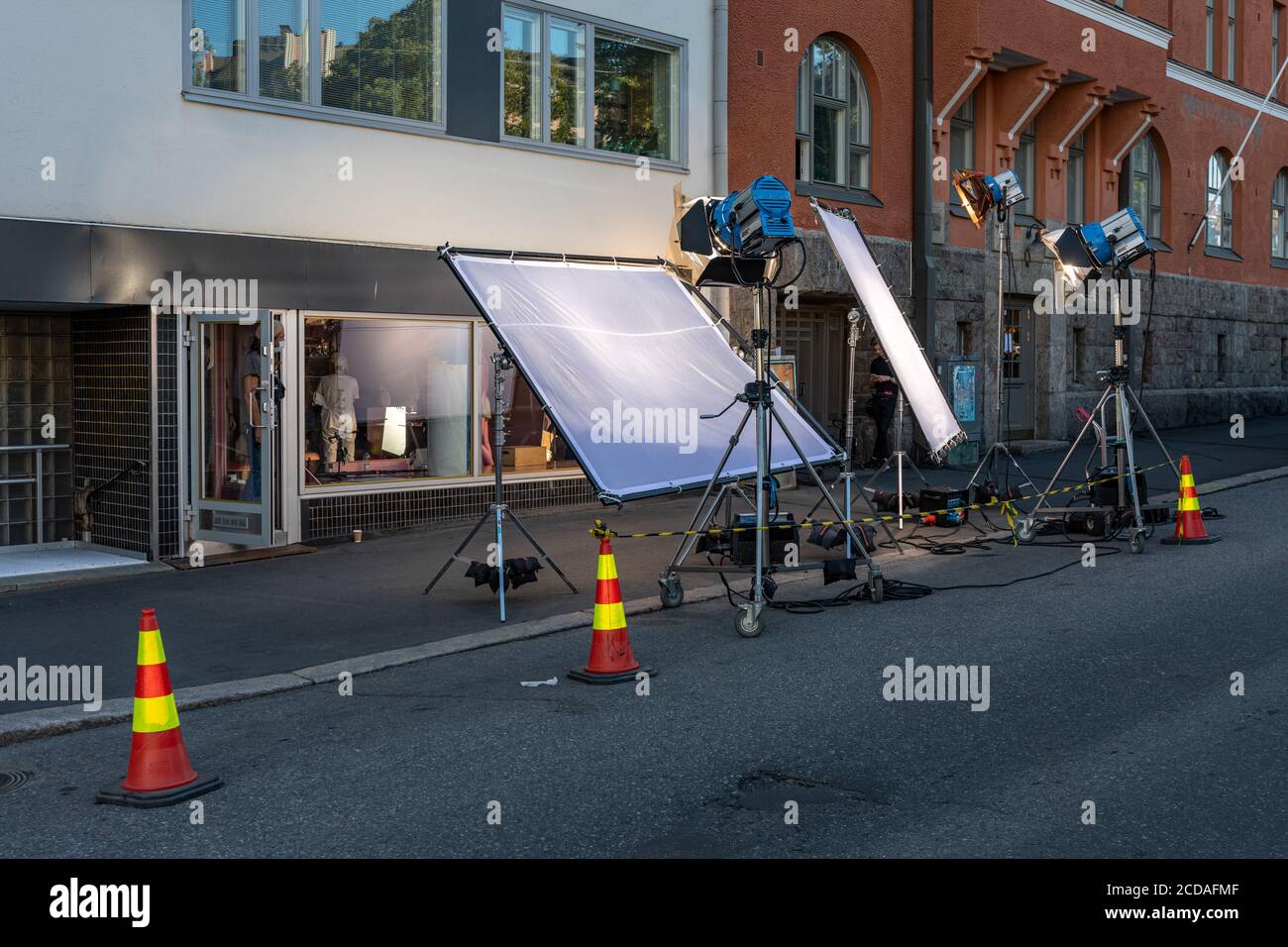 Luci e diffusori di luce per la produzione di film su Viides Linja nel distretto di Kallio di Helsinki, Finlandia Foto Stock
