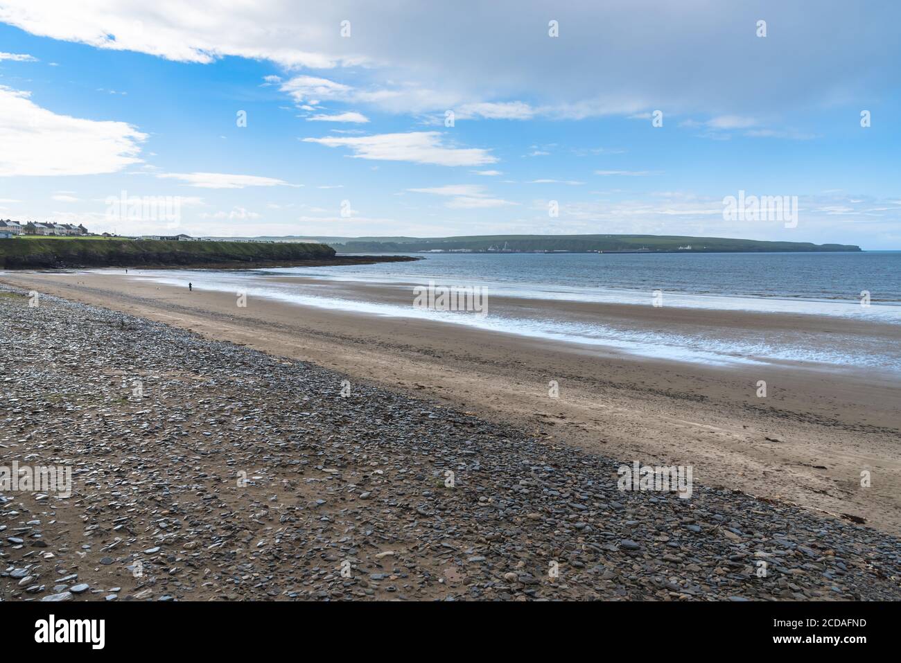 Vista della spiaggia di ciottoli a bassa marea lungo il nord Costa della Scozia Foto Stock