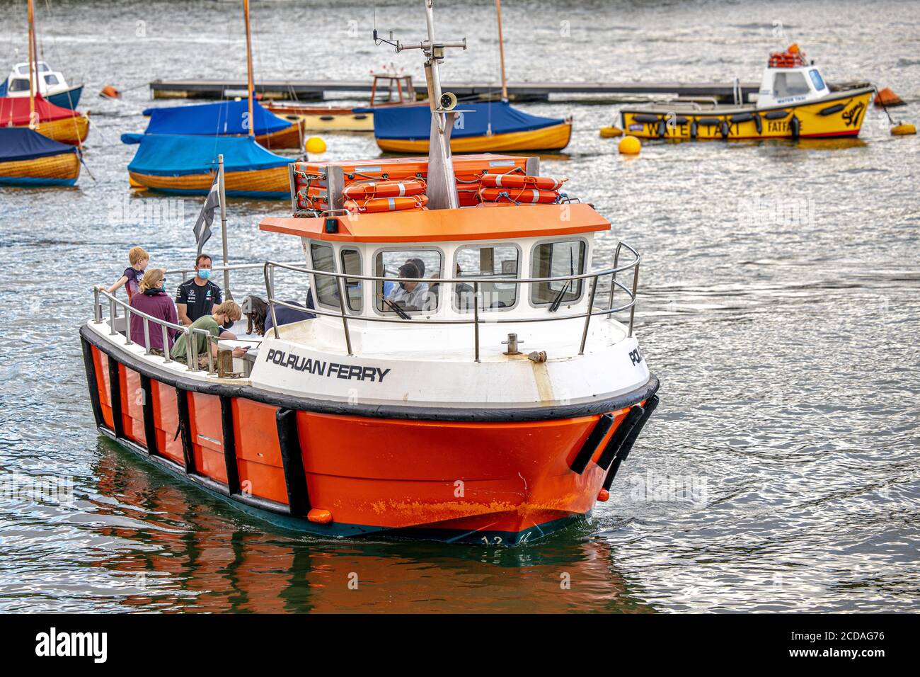 Traghetto tra Town Quay a Fowey e Polruan Quay ON Il fiume Fowey in Cornovaglia Inghilterra Foto Stock