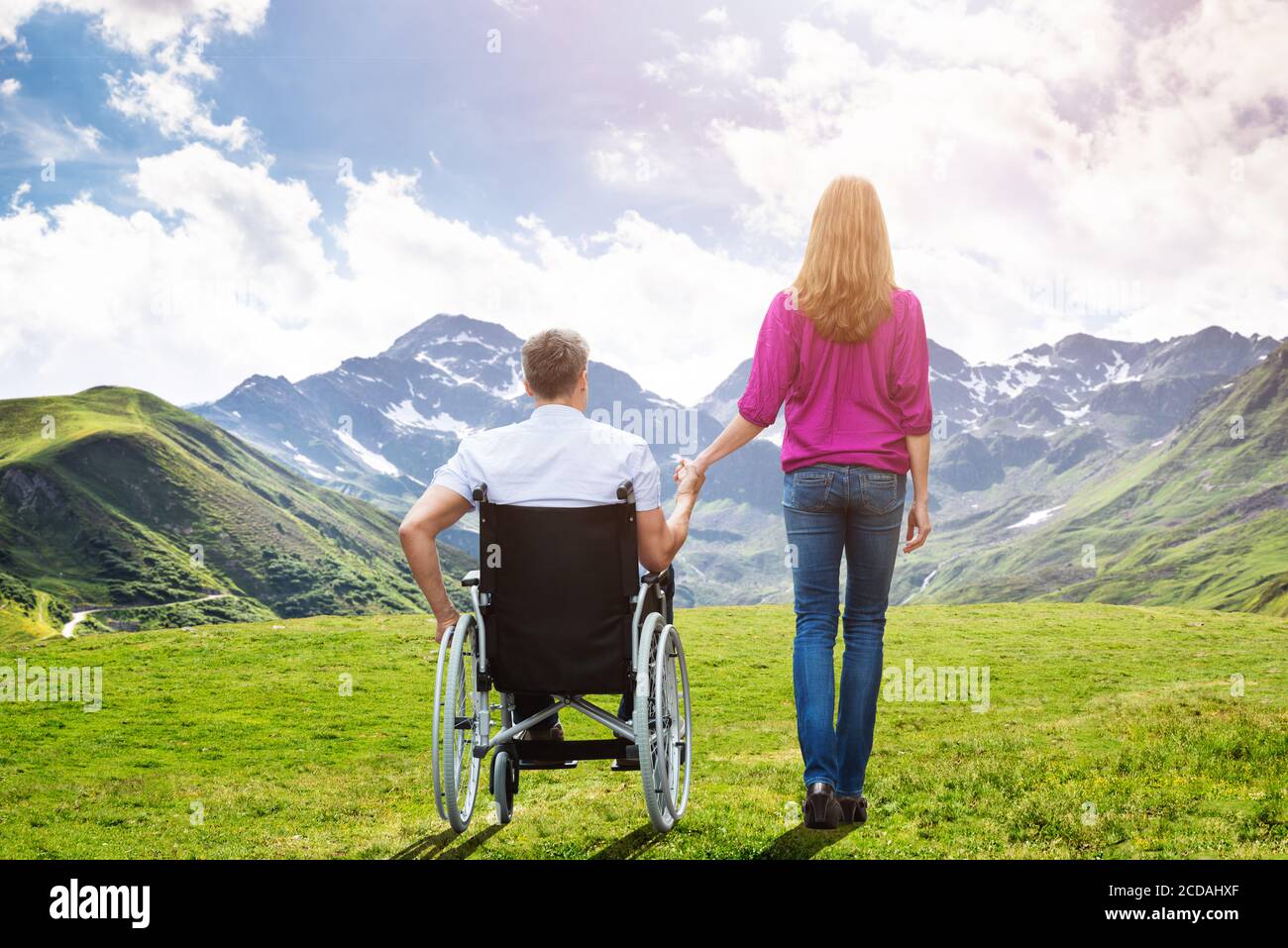 Camminare con il paziente disabile. Moglie e marito premurosi Foto Stock
