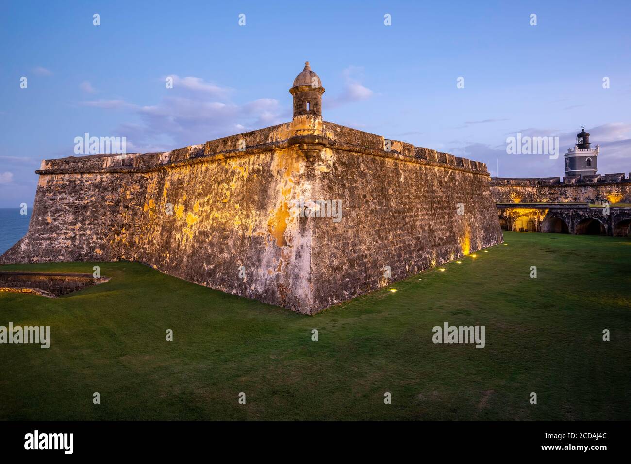 San Felipe del Morro Castle (El Morro) (1540S-1786) e del faro (1846/1908), il Sito Storico Nazionale di San Juan, la vecchia San Juan, Puerto Rico Foto Stock