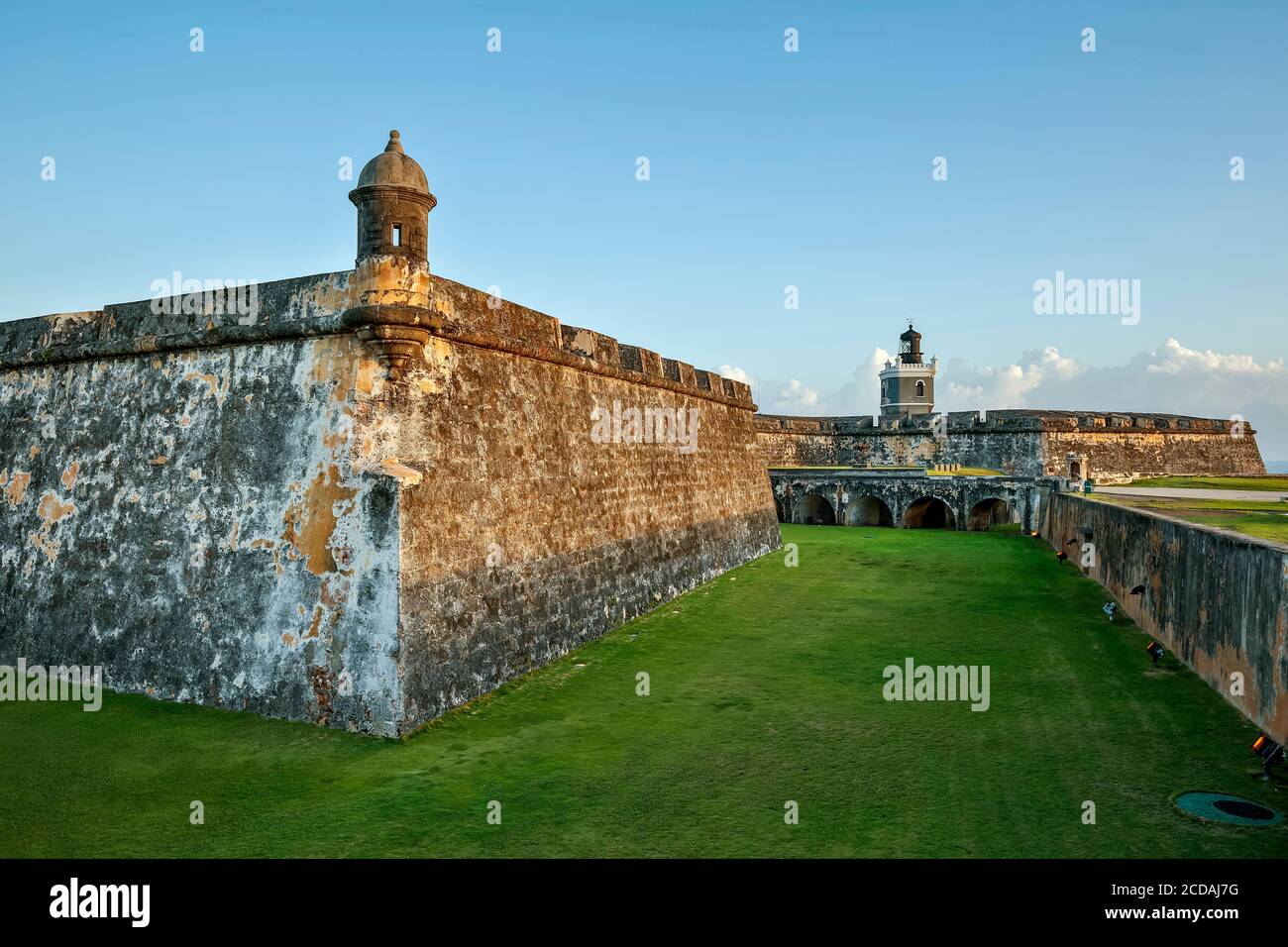 San Felipe del Morro Castle (El Morro) (1540S-1786) e del faro (1846/1908), il Sito Storico Nazionale di San Juan, la vecchia San Juan, Puerto Rico Foto Stock