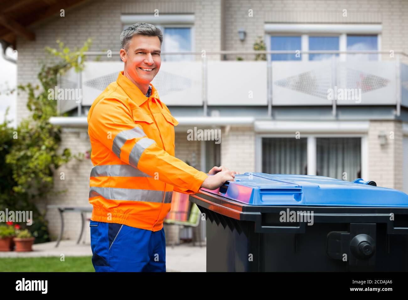 Raccolta cestino. Raccoglitore di rifiuti con rifiuti e rifiuti Foto Stock