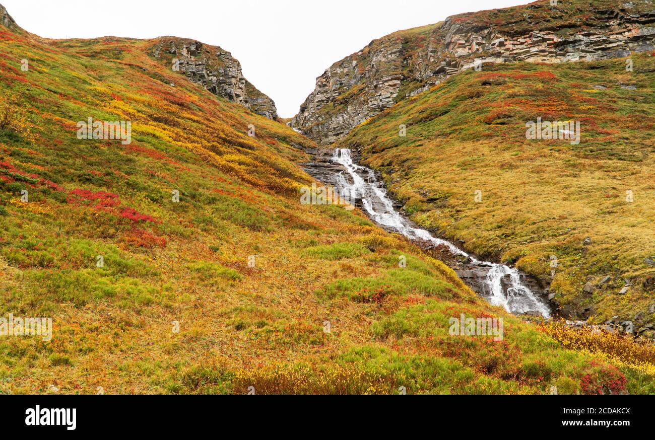 Piccolo scricchiolio che corre lungo il lato di una collina Foto Stock