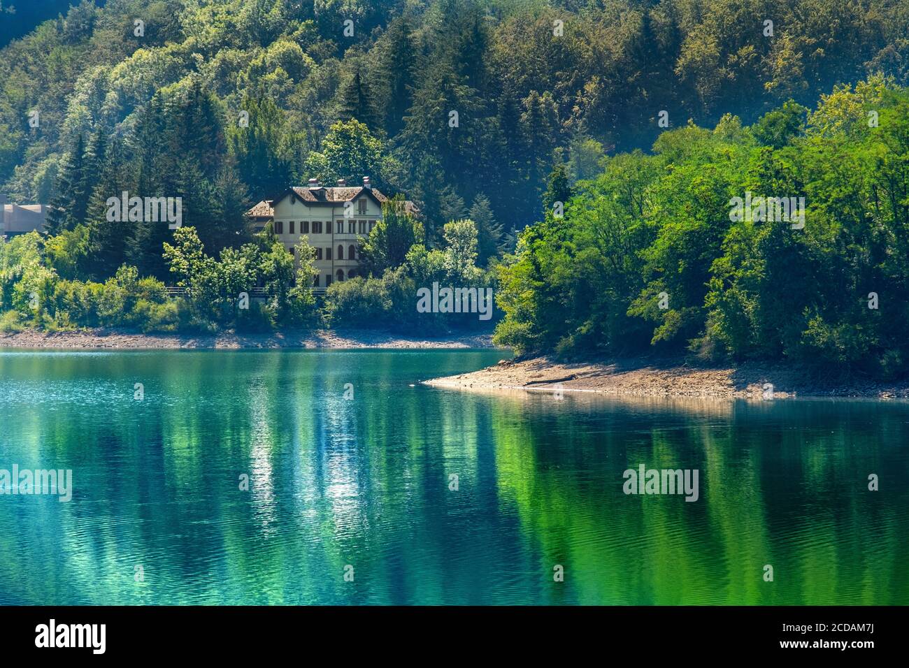 edificio con vista lago e riflessi sull'acqua Foto Stock