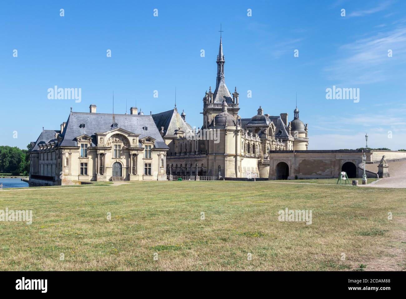 Chantilly città con i suoi parchi romantici, il castello e le scuderie Foto Stock