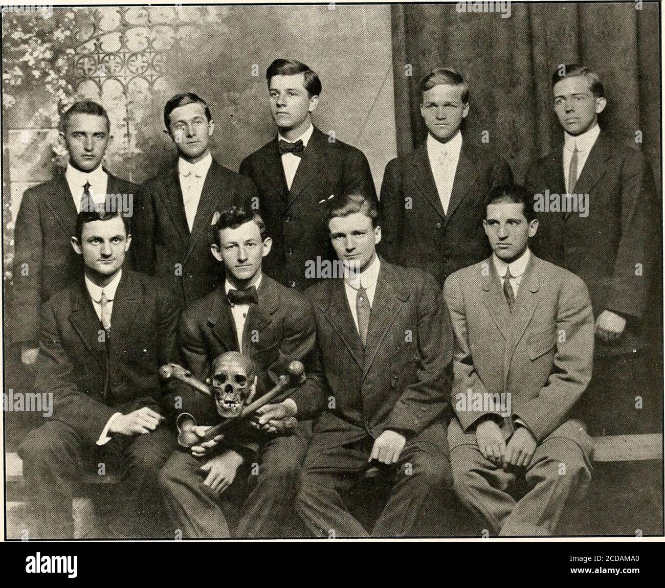 . Per non dimenticare 1910 . Aprile 14. Ole Lou battuto, 3-1. Club dei medici. Fiore: Colori: Papavero. Motto:uccidere o Cure. Nero e Oro, ^Officer. T. B. Givan Presidente J. A. Johnson Vicepresidente E. J. Sanford Segretario e Tesoriere J. C. Koffman . Givan J. A. JohnsonR. J. Sanfoed S@emfier0, Lebron ClementC. Lee Stanford Herron J. C. Koffman Robert Petty Grover carter yell. Rickety Rax, rickety Roo, erano i medi dell'Unione U.;Hoolah, Hoolah, Hoolah Hill, erano quelli che rotolano la pillola. 140. CLUB DEI MEDICI. 141 aprile 19. Roney Boys in Cappella. Mississippi Club. Parola d'ordine: Lealtà. F Foto Stock
