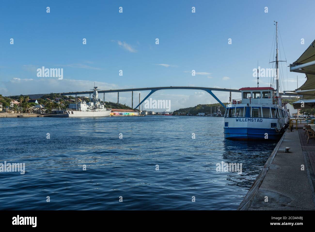 Il Queen Juliana Bridge è un ponte autostradale, alto 185 piedi (56.4 metri), attraverso la Baia di Sant'Anna, che collega i quartieri di Punda e Otrobanda di Willem Foto Stock