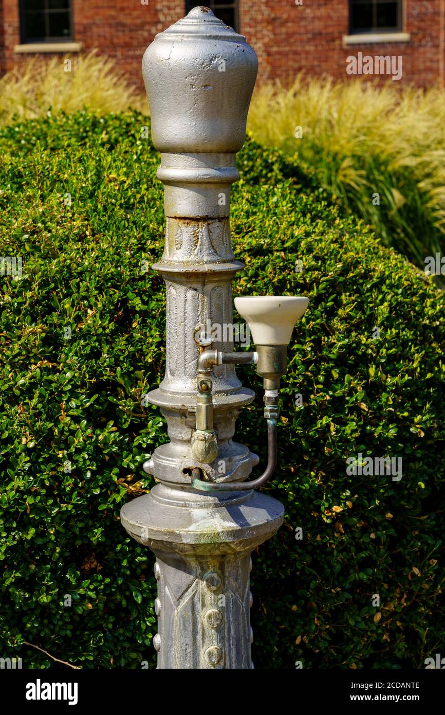 Lititz, PA, USA - 21 agosto 2020: Una fontana d'acqua di vecchio stile si trova nel parco di Lititz Spring, nel centro della città. Foto Stock