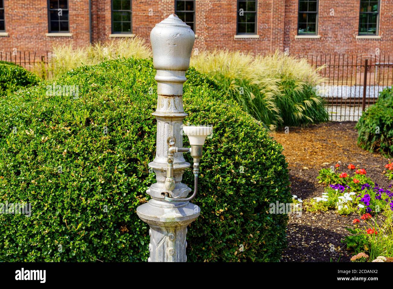 Lititz, PA, USA - 21 agosto 2020: Una fontana d'acqua di vecchio stile si trova nel parco di Lititz Spring, nel centro della città. Foto Stock