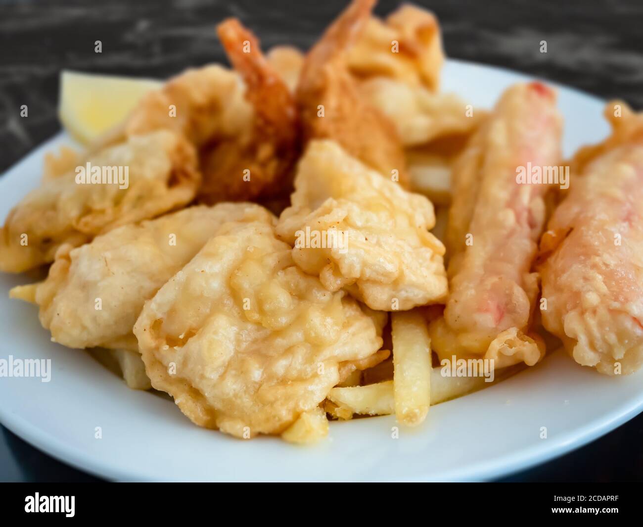 Cestino di pesce fresco e croccante con gamberi di pesce e capesante Granchio su una piastra rotonda bianca Foto Stock