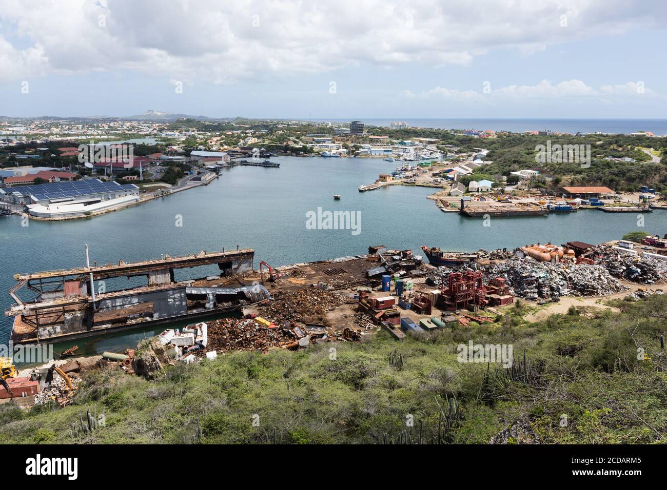 Un'area di riciclaggio dei metalli nel porto di Willemstad, capitale della nazione dell'isola caraibica di Curacao nella laguna di Schottegat, una grande laguna naturale Foto Stock