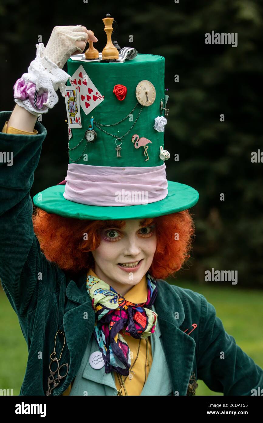 una ragazzina carina con il costume di Alice del Paese delle Meraviglie  tiene un tea party al suo tavolo magico. fotografato in natura. 6924541  Stock Photo su Vecteezy