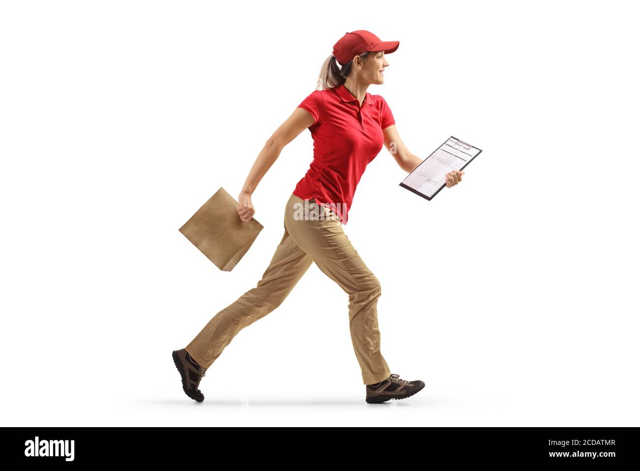 Foto di profilo a lunghezza intera di una donna che corre con un sacchetto di carta isolato su sfondo bianco Foto Stock