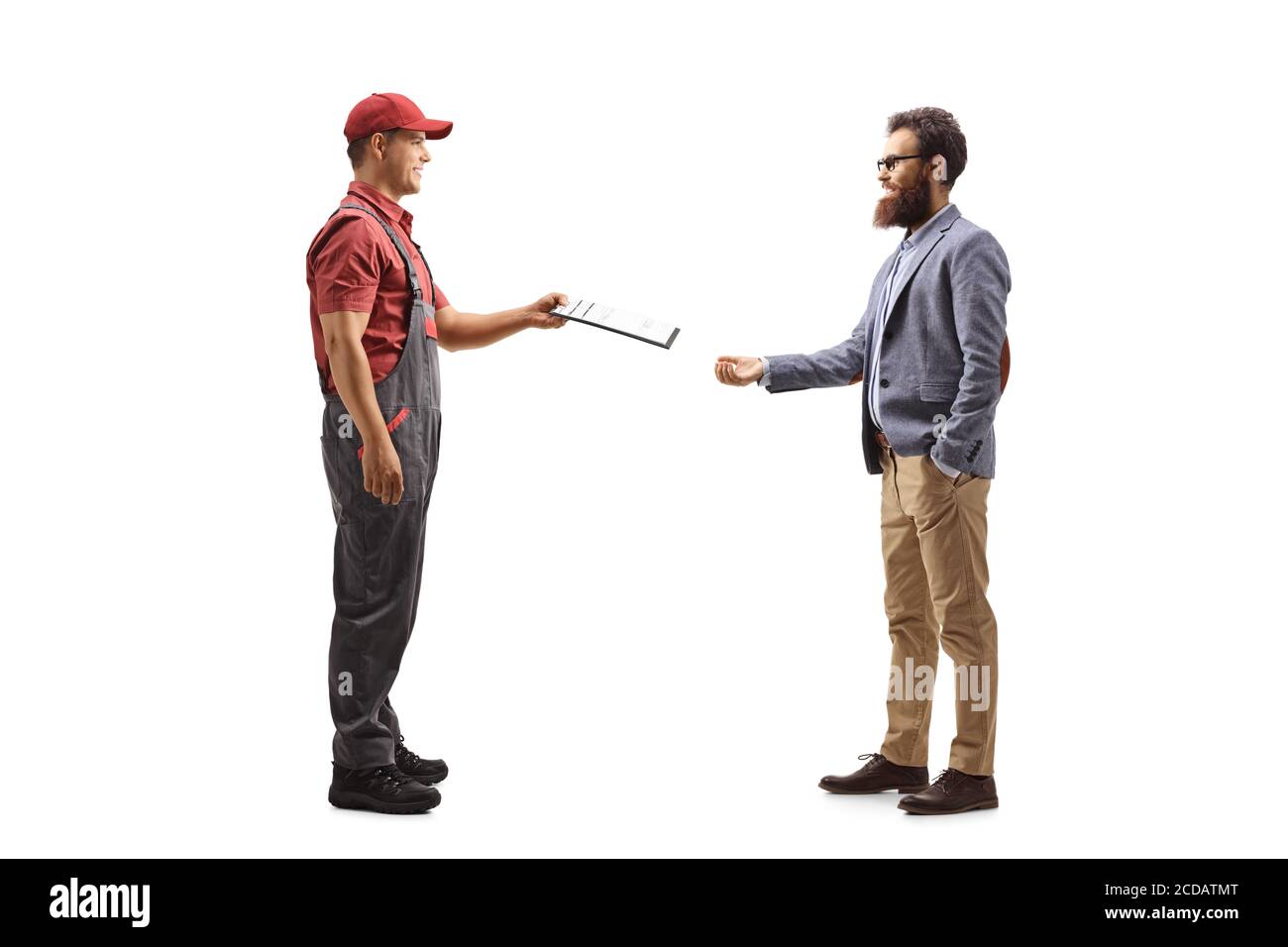 Scatto di profilo a lunghezza intera di un corriere maschio che consegna un documento ad un uomo bearded isolato su sfondo bianco Foto Stock