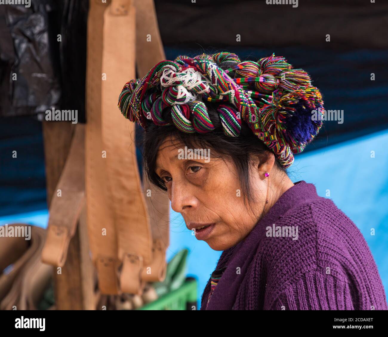 Una donna di Quiche Maya con un elaborato cinta o avvolgi capelli a Chichicastenango, Guatemala. Foto Stock