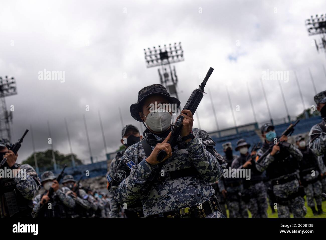 San Salvador, El Salvador. 27 Agosto 2020. Le autorità di sicurezza del governo Salvadorano consegnano uniformi all'unità operativa tattica della polizia civile nazionale del Salvador. Nel bel mezzo della pandemia, la presidenza Salvadorana ha svolto varie lauree militari, e ha attrezzato altre unità d'urto e tattiche di polizia. Credit: Camilo Freedman/ZUMA Wire/Alamy Live News Foto Stock