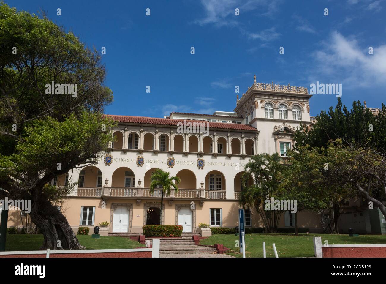 Ex Scuola di Medicina tropicale, completata nel 1926 in stile Neo-Plateresco, a San Juan, Porto Rico oggi ospita uffici governativi. Stati Uniti Foto Stock