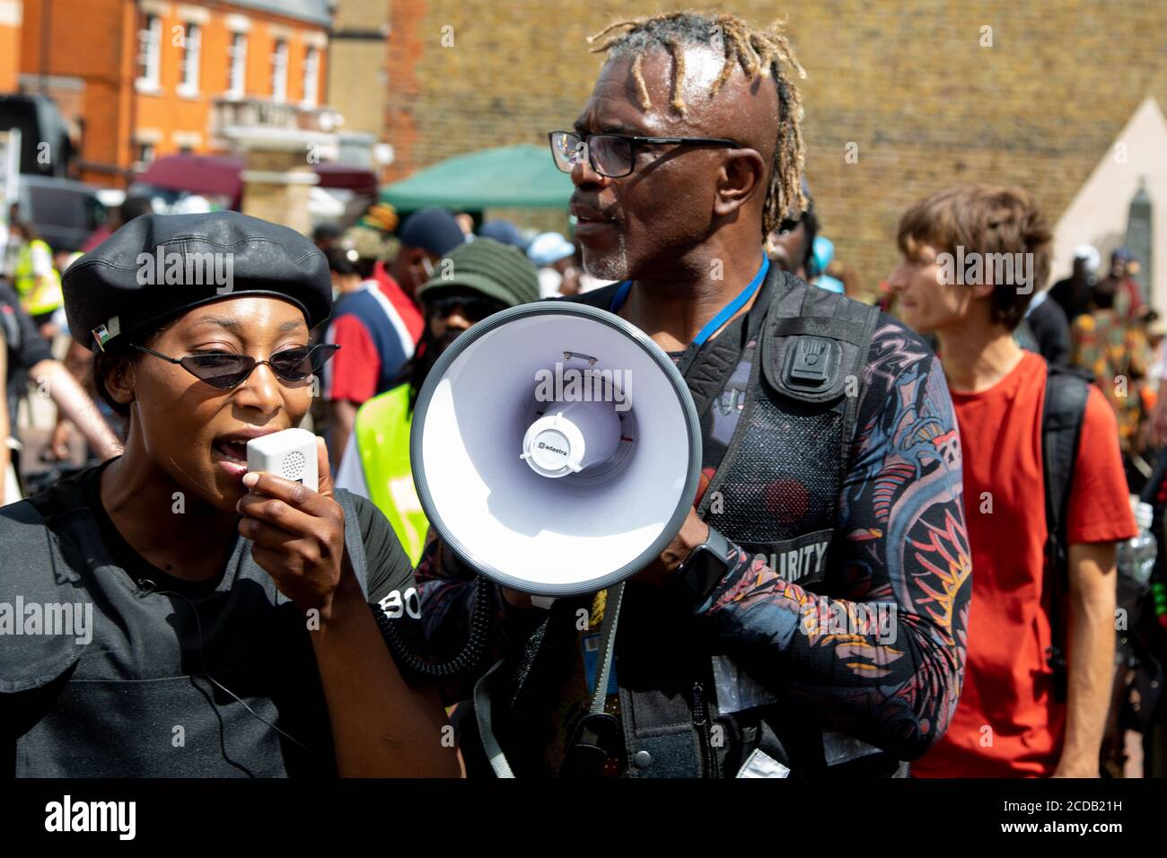 Gli organizzatori del milione di persone marciano, una protesta antirazzista Sasha Johnson (L) e Ken Hinds a piazza Windrush durante la giornata annuale di emancipazione. Foto Stock