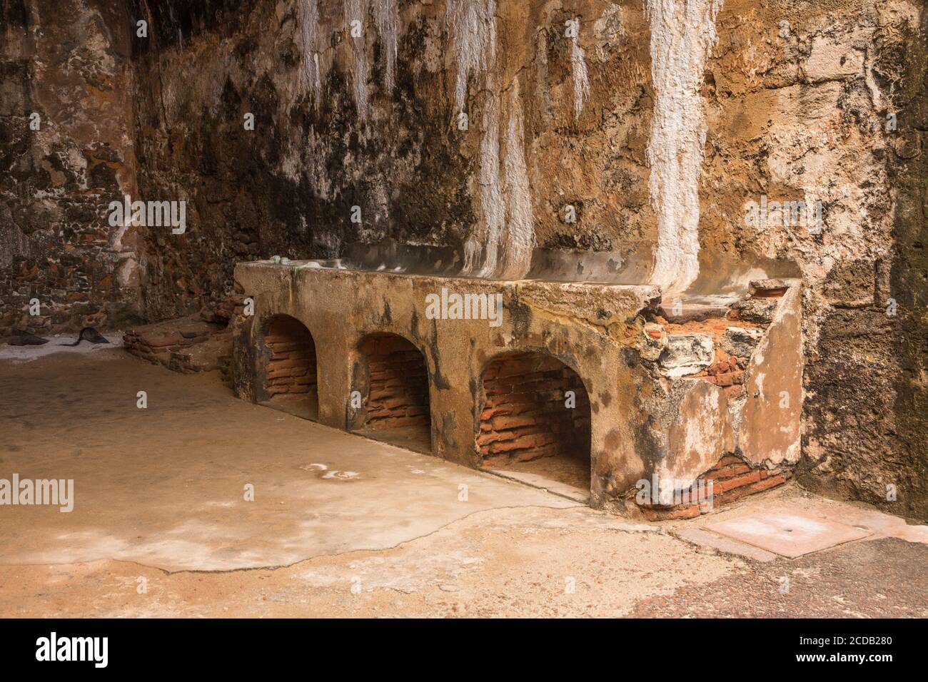 Questo casemato serviva come una cucina al piano inferiore della piazza del Castillo San Felipe del Morro nella Vecchia San Juan, Puerto Rico. San Juan National Historic Foto Stock